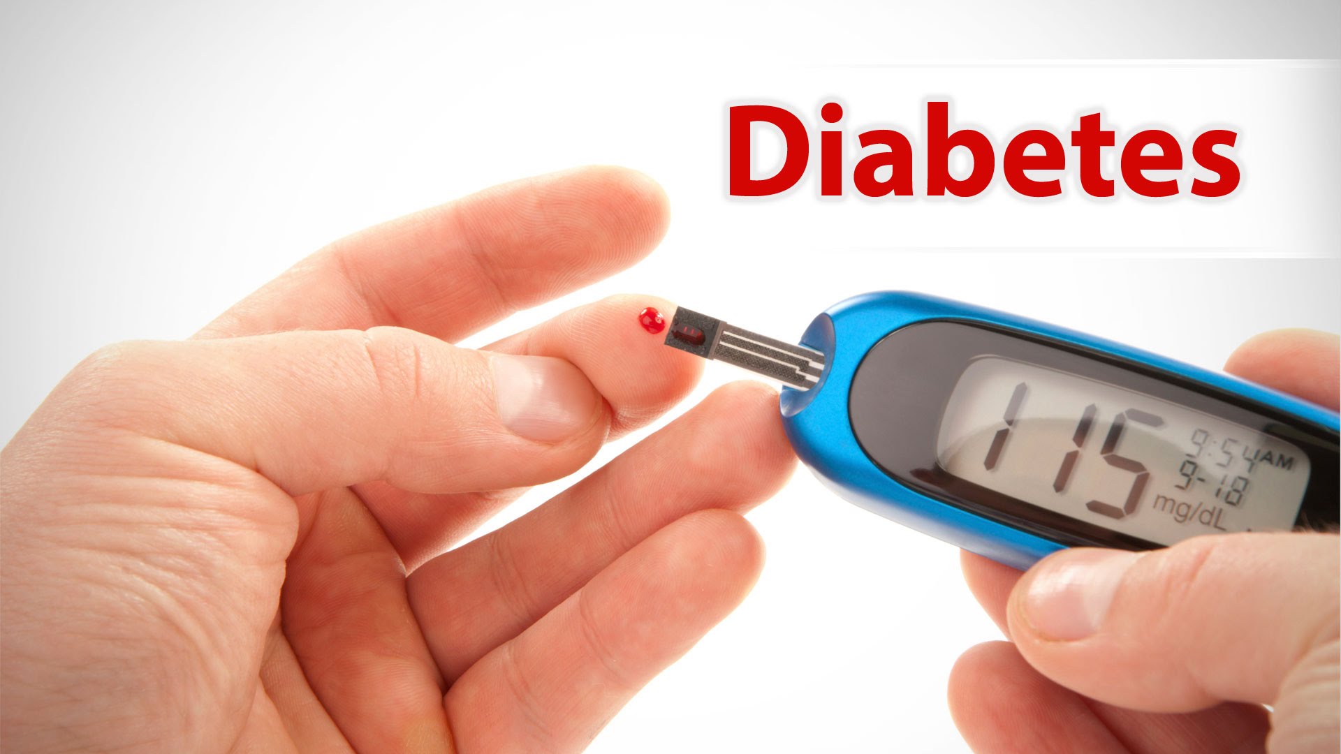 Фаст инсулин. Измерение сахара. Диабет. Глюкометр в руке. Высокий сахар в крови на глюкометре.